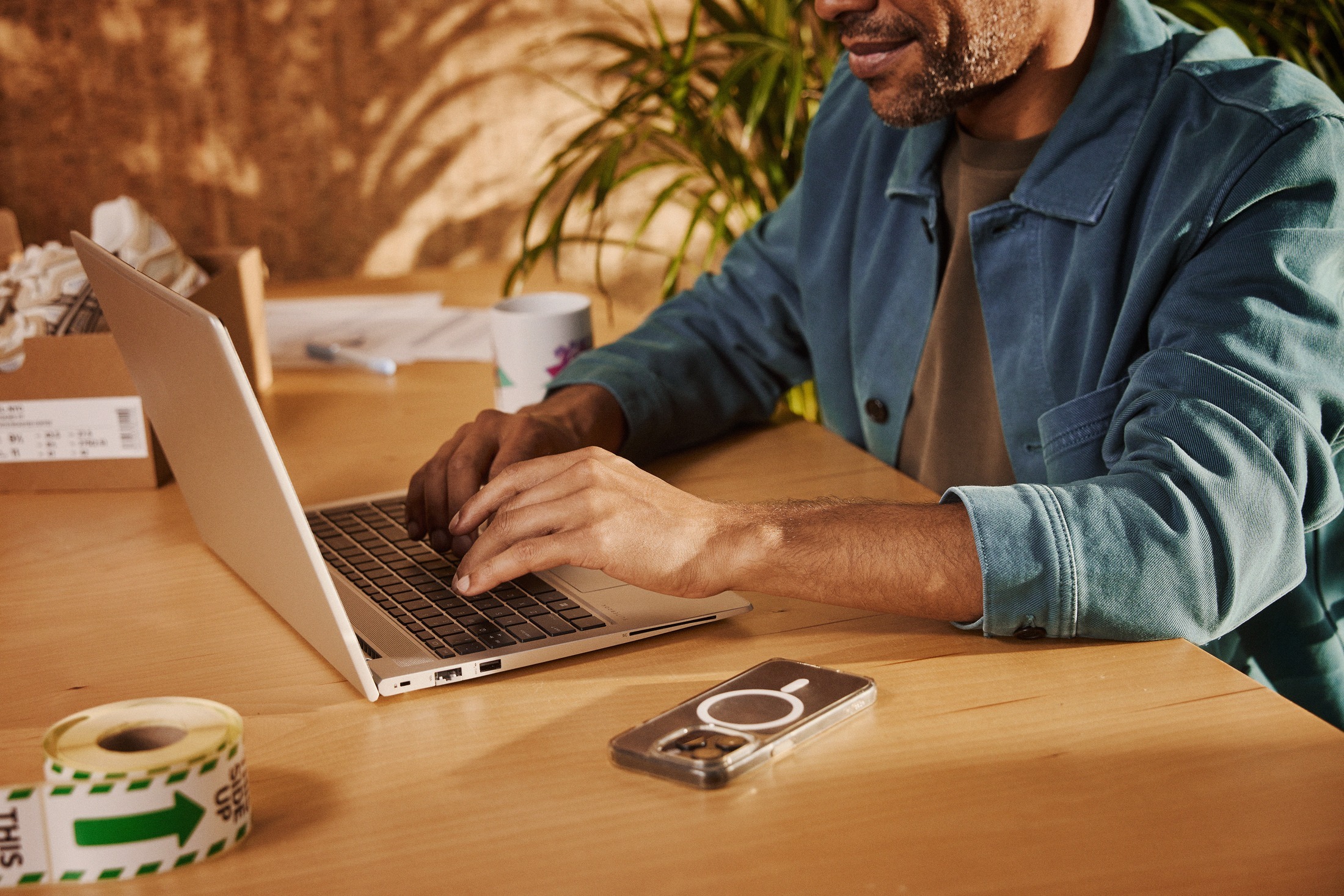 ecommerce_working_hands